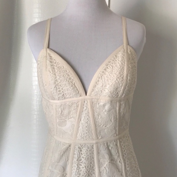 BCBGMAXAZRIA LOURIE DRESS. - Picture 5 of 8